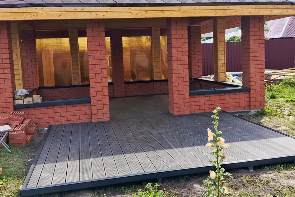 Что лучше: террасная доска или тротуарная плитка? Полное сравнение для вашего участка